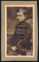 Nyáregyházi báró dr Nyáry Pál, gyerekkorában készült fotó, díszkarddal, egyenruhában. 1920 körül. 10,5×5,5 cm. Kartonra kasírozva.