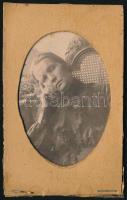 Nyáregyházi báró Nyáry család egyik hölgy tagjáról készült fotó, körbevágva, paszpartuban, 1900 körül. 8,5×6 cm.