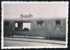 cca 1938 Fénykép az Aranyvonatról egy vasútállomáson, fotó, 6×8,5 cm
