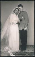 cca 1940 Vitézi jelvényt viselő, egyenruhás fiatal katona esküvői fényképe, fotólap, hátoldalán pecséttel jelzett (Hapák fotó Debrecen), 13,5x8 cm