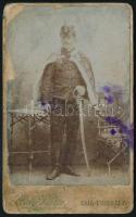 cca 1915 Huszár egyenruhában, csákóval, bélelt mentével, szablyával és kitüntetésekkel, keményhátú fotó Saly Viktor zalaegerszegi fényképész műterméből, vizitkártya, kissé sérült, 10,5x6,5 cm
