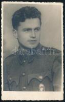 cca 1940 Vitézi jelvényt viselő fiatal katona portréja, fotólap, 13,5x8,5 cm