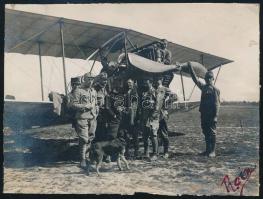 cca 1915 Magyar katonák, pilóták I. világháborús repülőgéppel, fotó, körbevágott, kissé sérült szélekkel, hátoldalán ragasztásnyomokkal, 11x8 cm
