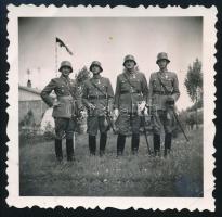 1940 II. világháborús magyar honvéd katonatisztek rohamsisakban, szablyával, fotó, 6x6 cm