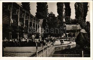 Balatonalmádi, Pannonia étterem terasza. Foto Garai László