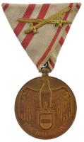 Ausztria 1932. Osztrák Háborús Emlékérem bronz emlékérem modern mellszalagon T:1- / Austria 1932. Great War Commemorative Medal bronze decoration with modern ribbon T:AU