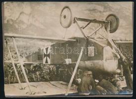 cca 1915 Légi csatában kilőtt (a légcsavaron gépfegyvertalálatot kapott) német Hansa-Brandenburg repülőgép az olasz fronton, I. világháborús fotó, kartonra ragasztva, hátoldalán feliratozva, 10,5x8 cm