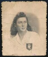 1943 Levente felvarrót (ritka változat) viselő lány portréja, fotó, hátoldalán dátumbélyegzéssel, kissé töredezett, 7,5x6,5 cm