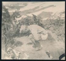cca 1916 Ritka I. világháborús felvétel, gödör szélén dolgát végző katonáról, fotó, 6,5x6 cm