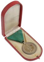 1922. "Magyar Ezüst Érdemérem" jelzetlen Ag kitüntetés mellszalagon, adományozói dísztokba...