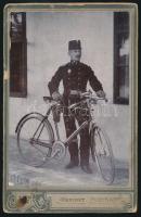 cca 1918 Tata, kerékpáros csendőr, Ladányi E. fényképész (Tata, Tóváros) felvétele, keményhátú kabinetfotó, hátoldalán pecséttel jelzett, kis sérülésekkel, foltokkal, 16,5x10,5 cm