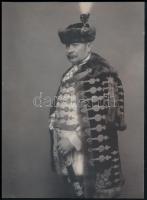 cca 1910-1920 Férfi díszmagyarban, szablyával, nagyméretű, hidegpecséttel jelzett fotó, Knebel Jenő cs. és kir. udvari fényképész szombathelyi műterméből, hátoldala sérült, 23x17 cm