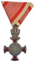 1869-1916. Koronás Ezüst Érdemkereszt karikán jelzett Ag kitüntetés mellszalag nélkül, függesztőkarikán fémjellel és [WILH.] KUNZ - WIEN X gyártói jelzéssel, eredeti adományozói tokban T:1- / Hungary 1869-1916. Silver Cross of Merit with Crown hallmarked Ag decoration without ribbon, with [WILH.] KUNZ - WIEN X makers mark on suspension ring, in award case C:AU  NMK.: 223.