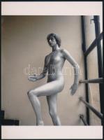 cca 1989 Menesdorfer Lajos (1941-2005) budapesti fotóművész hagyatékából, 2 db vintage NEGATÍV, és az ezekről készült nagyítások (Lépcsőházi találkozás), 6x6 cm és 24x17,7 cm