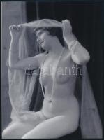 cca 1929 Nyaklánc és fátyol, Demeter Károly (1892-1983) párizsi korszakából való szolidan erotikus felvétel, 1 db mai nagyítás, 24x17,7 cm