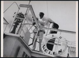 1933 Besnyő Éva (1910-2003) felvétele a Kelen hajó fedélzetén, publikálva Photofreund Jahrbuch 1933-as kötetében, mai nagyítás, 17,7x24 cm