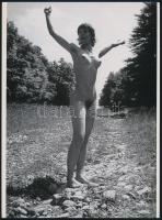 cca 1975 Szabad vagyok! Szolidan erotikus felvétel, 1 db mai nagyítás, 24x17,7 cm