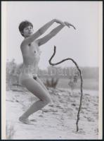 cca 1977 ,,Kígyóbűvölő, szolidan erotikus felvétel, 1 db mai nagyítás, 24x17,7 cm
