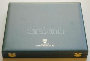 Éremtartó kazetta 12 férőhellyel