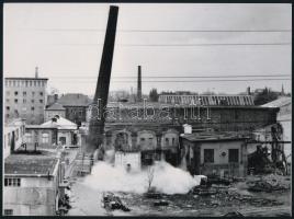 cca 1960 Gyárkémény bontása robbantással, a néhai Lapkiadó Vállalat fotóarchívumából 1 db mai nagyítás, 17,7x24 cm