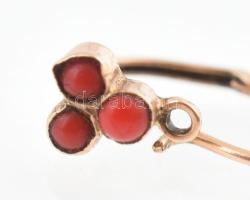 Arany (Au/14k) fülbevaló, piros kövekkel. bruttó: 0,8g