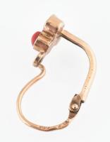 Arany (Au/14k) fülbevaló, piros kövekkel. bruttó: 0,8g