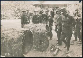 cca 1916-1918 IV. Károly osztrák császár, magyar király a tengerből kiemelt ellenséges aknákat tekint meg Pólában, az Osztrák-Magyar Haditengerészet magas rangú tisztjeinek társaságában; eredeti fotó, a hátoldalon feliratozott, pecséttel jelzett (Lichtbildstelle des Kriegspressequartiers, Wien), 17x12 cm / cca 1916-1918 Charles I (Karl I), Emperor of Austria, King of Hungary, is inspecting enemy naval mines caught at Pola / Pula, accompanied by high-ranking officers of the Austro-Hungarian Navy (K.u.K. Kriegsmarine); original photo, with description and stamp (Lichtbildstelle des Kriegspressequartiers, Wien) on the back, 17x12 cm