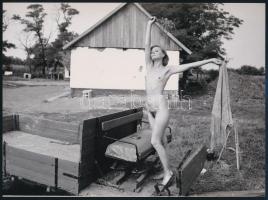 cca 1988 ,,Végre megérkeztem a tanyára, szolidan erotikus felvétel, 1 db mai nagyítás, 17,7x24 cm