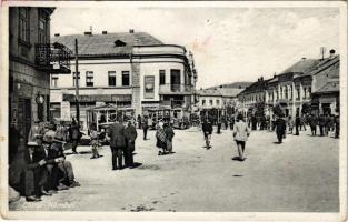 1939 Huszt, Chust, Khust; Fő tér, autóbuszok, Hitelbank, üzletek / námestí / main square, autobuses, credit bank, shops (EK)