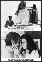 cca 1972 ,,Az asszony és az elítélt című francia film jelenetei és szereplői (köztük Omar Sharif), 13 db vintage produkciós filmfotó, ezüst zselatinos fotópapíron, a használatból eredő (esetleges) kisebb hibákkal, 18x24 cm