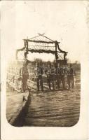 1916 Wiener Landsturmbrücke, K.u.k. 18. Marschbrigadekommando / Első világháborús osztrák-magyar 18. menet dandár parancsnokság katonái felépített híddal / WWI Austro-Hungarian military bridge, soldiers. photo (EK)