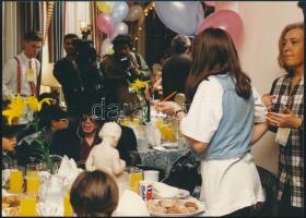 1994 Michael Jackson Magyarországon a fóti gyermekotthon lakóival készült eredeti fotó / Original photo of Michael Jackson in Hungary, 17x13 cm