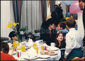 1994 Michael Jackson Magyarországon a fóti gyermekotthon lakóival készült eredeti fotó / Original photo of Michael Jackson in Hungary, 17x13 cm