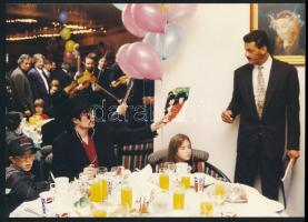 1994 Michael Jackson Magyarországon a fóti gyermekotthon lakóival készült eredeti fotó / Original photo of Michael Jackson in Hungary, 17x13 cm