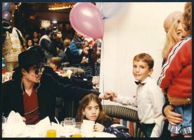 1994 Michael Jackson Magyarországon a fóti gyermekotthon lakóival készült eredeti fotó / Original photo of Michael Jackson in Hungary, 17x13 cm