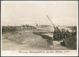 cca 1914-1918 Az Osztrák-Magyar Cs. és Kir. Haditengerészet (K.u.K. Kriegsmarine) légvédelmi lövegei az Adriai-tenger partján (Észak-Adria), feliratozott fotó, 17,5x13 cm / cca 1914-1918 Anti-aircraft guns of the Austro-Hungarian Navy (K.u.K. Kriegsmarine) on the coast of the Adriatic Sea (northern region), photo with description on the bottom, 17.5x13 cm