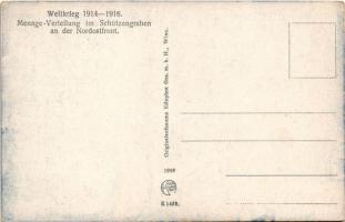 Weltkrieg 1914-1916. Menage-Verteilung im Schützengraben an der Nordostfront. Kilophot 1432. / WWI A...