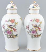 2 db Hollóházi porcelán fedeles váza. Kézzel festett, jelzett, hibátlan. m: 26 cm