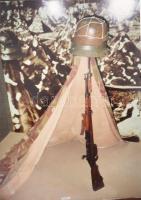 Modern katonai témájú fotó tétel, múzeumokban kiállított hadtörténeti tárgyak, fegyverek, harcjárműv...