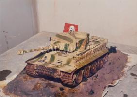 Modern katonai témájú fotó tétel, múzeumokban kiállított hadtörténeti tárgyak, fegyverek, harcjárműv...