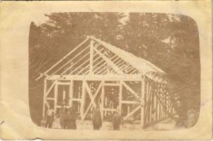 Első világháborús osztrák-magyar katonai építőcsapat egy épület alapjaival / WWI Austro-Hungarian K.u.k. military construction, soldiers building a camp. photo + &quot;Kommando der K.u.k. Baukompagnie No. 1/62&quot; (EB)