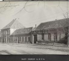 cca 1945-1950 Mór várost ábrázoló 18+2 fotó kartonon, 1 fotón gyűrődésnyomokkal, 1 fotó sérült, 10x1...