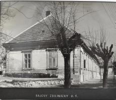 cca 1945-1950 Mór várost ábrázoló 18+2 fotó kartonon, 1 fotón gyűrődésnyomokkal, 1 fotó sérült, 10x1...