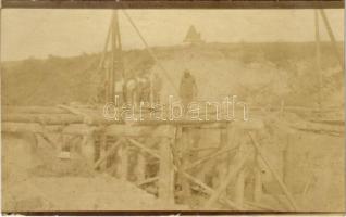 1917 Első világháborús osztrák-magyar katonai építőcsapat, Csernavka falu délkeleti kijáratánál készített híd, Bukovina határszéle / WWI Austro-Hungarian K.u.k. military road and bridge construction near Chornivka, soldiers. photo