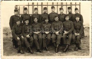 1941 Győr, vegyi harc század egy hónapos katonáinak csoportképe . Szitter fényk. Győr, Árpád út 40. / WWII Hungarian soldiers of the chemical warfare squadron. photo