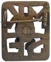 ~1920-1930. "Magyarorsz Kárpát Egyesület - Alap. 1873" zománc rátétes, ezüstözött fém jelv...