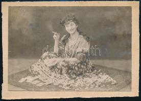 cca 1910 Cigány lány (jelmez?), kartonra ragasztott fotó, sarkán törésnyom, 10,5×15 cm