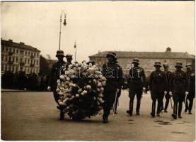 1936 Budapest, Reformátusok virágvasárnapi nagygyűlése, katonák virágkoszorúval. photo