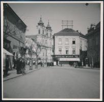 cca 1920-1940 Székesfehérvári ciszterci templom, az előtérben Pollák Rezső üzletével, fotó, 12x12 cm