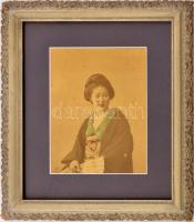 cca 1900 Japán hölgy színezett fotója. Nagy méretű kabinet fotó, üvegezett keretben, hátoldalán feliratozva / Large photo of a Japaneese lady. In glased frame 24,5x19 cm